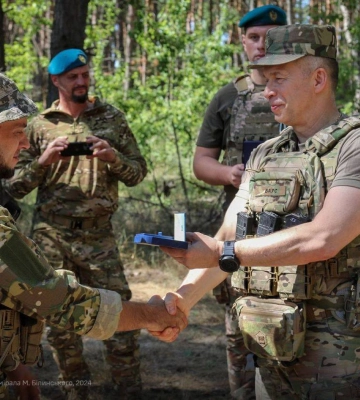Головнокомандувач Сирський нагородив миколаївських морпіхів: «За оборону рубежів»