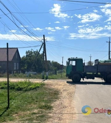 На Одещині зіткнулися вантажівка та мопед – постраждали жінка та двоє дітей