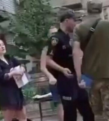 В Днепре возник конфликт между работником ТЦК и гражданскими: Женщина оскорбляет защитников и патриотов. ВИДЕО