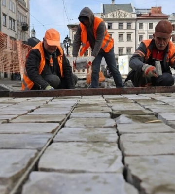 У серці Львова облаштовують доріжки для безбар’єрного пересування