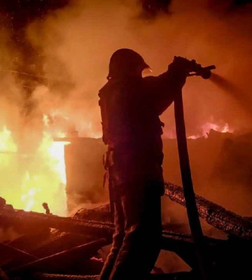 На Сумщині вогнеборці двічі приборкували пожежі в житловому секторі, які виникли через ворожі удари