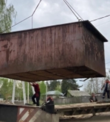 На вулиці Климчука Сергія у Луцьку демонтують незаконно встановлену споруду