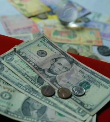 За 100 доларів потрібно віддати понад 4 тисячі гривень