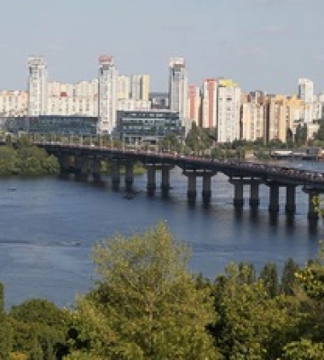 Поліцію закликали посилити контроль, щоб вантажівки не їздили мостом Патона