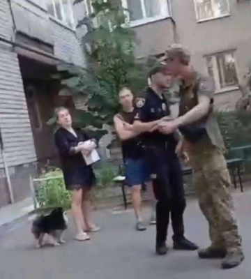 У Дніпрі виник конфлікт між працівником ТЦК та цивільними: Жінка обража захисників та патріотів. ВIДЕО
