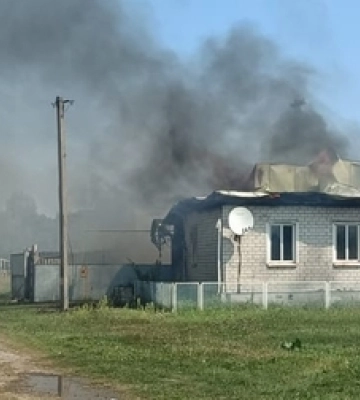 На Сумщині поліцейський витягнув з хати, на яку впав ворожий дрон, поранену жінку 