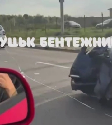 Розтрощило «передок»: у Луцьку на Львівській аварія з  «Екотаксі» (відео)
