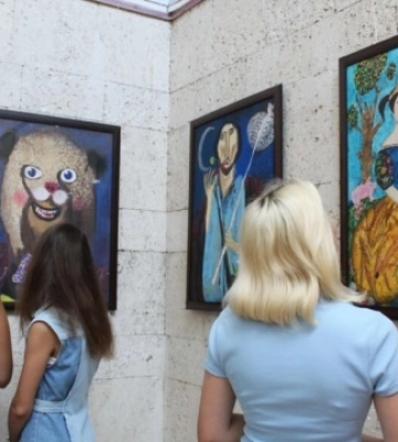У Національній бібліотеці для дітей відкрилася виставка харківської художниці Юлії Бєляєвої та її дочок