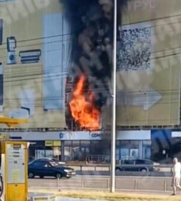 В Киеве вспыхнул пожар возле торгового центра — видео