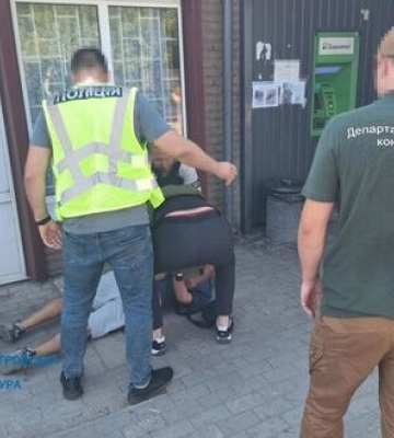 Вимагав $6 тис. неіснуючого боргу у військового: На Дніпропетровщині затримано чоловіка. ФОТОрепортаж