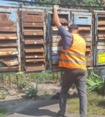 У Луцьку муніципали розламали старі поштові скриньки 