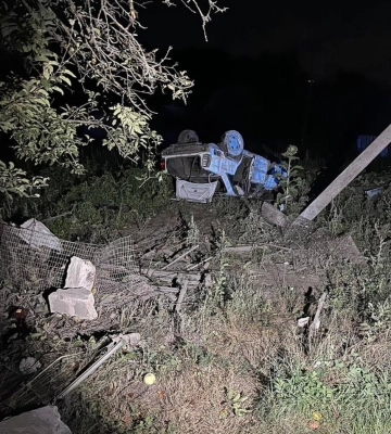 Врізався в огорожу, будівлю й електроопору: на Уманщині в ДТП загинув водій (ФОТО)