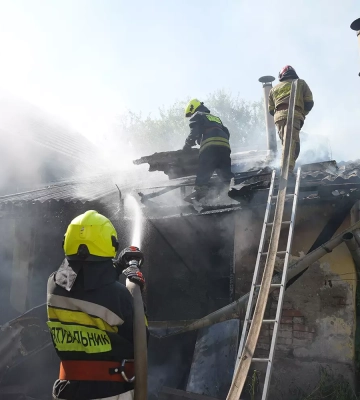 Ужгородські надзвичайники врятували від знищення житловий будинок
