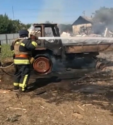 У Сумському районі рятувальники ліквідували пожежу, яку спричинив ворожий обстріл