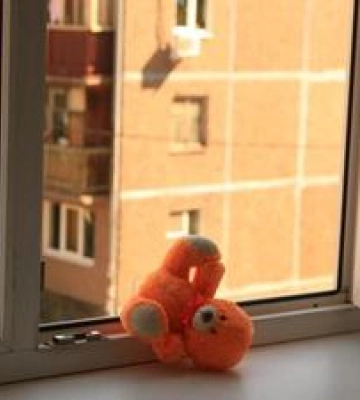 У Кременчуці дворічна дівчинка випала з вікна на сьомому поверсі