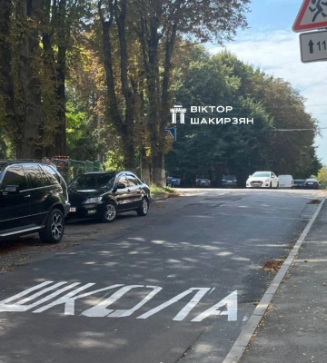 Біля шкіл у Рівному оновлюють розмітку