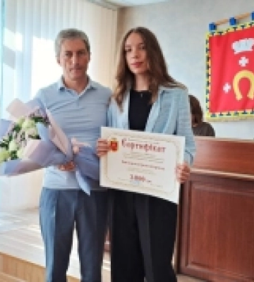 У Ковелі випускниці, яка отримала 400 балів з НМТ, вручили грошову винагороду