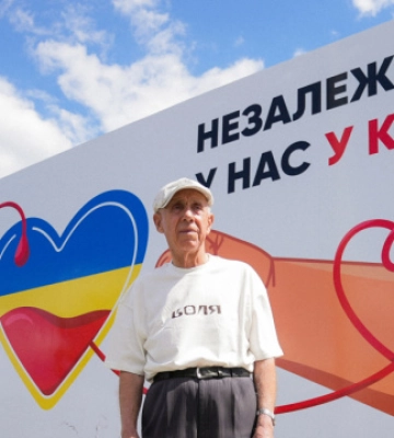Незалежність у нас у крові: країною подорожує унікальний LifeSavingTruck для донації крові