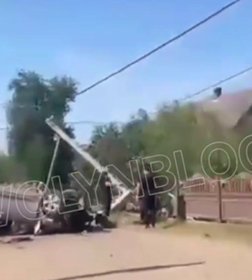 На Волині авто влетіло в електроопору й перекинулось, є постраждалі
