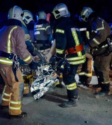 У Сумах рятувальники вивільнили двох людей з деформованого автомобіля (відео)