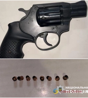 В Одеській області затримали чоловіка, який стріляв із револьвера по собаках і налякав зброєю підлітків