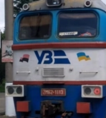 Внаслідок буревію дерево впало на вагон поїзда: є травмовані