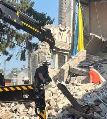 Обстріл окупантами Козачої Лопані: З-під завалів урятували жінку. ФОТОрепортаж