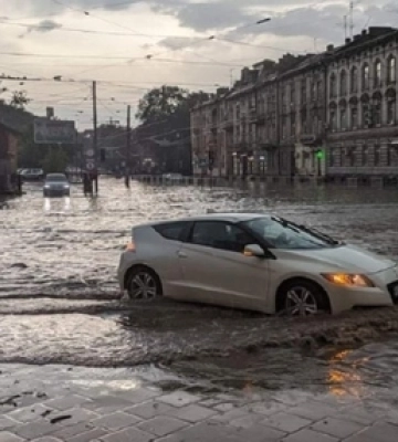 Вулиці Нововолинська затопило через негоду (відео)