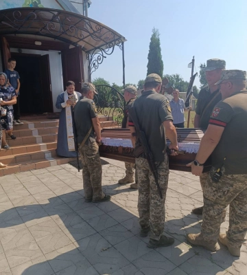 Плакали усі: у волинській громаді попрощалися з Героєм Віталієм Вавдійчиком