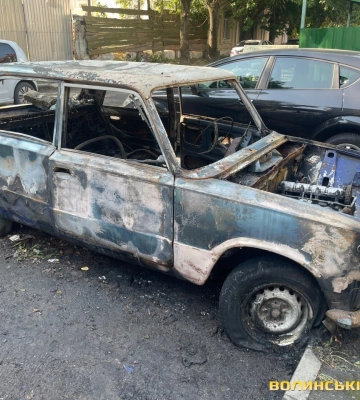 У Луцьку вночі горіло покинуте авто