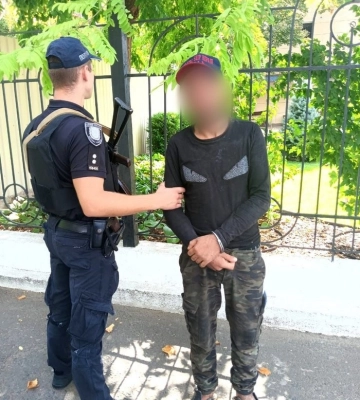 В Одесі поліцейські затримали чоловіка, який пограбував підлітка