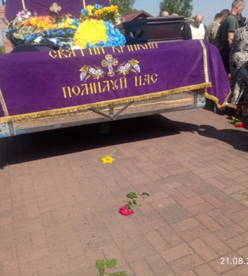 Плакали усі: у волинській громаді попрощалися з Героєм Віталієм Вавдійчиком