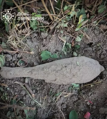 На Львівщині біля церкви викопали міну часів ІІ Світової війни, - ФОТО