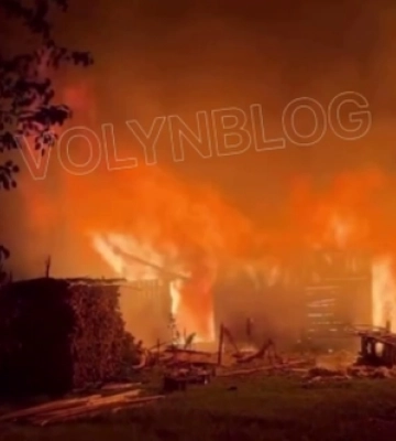 На Волині через блискавку згоріла господарська будівля (відео)