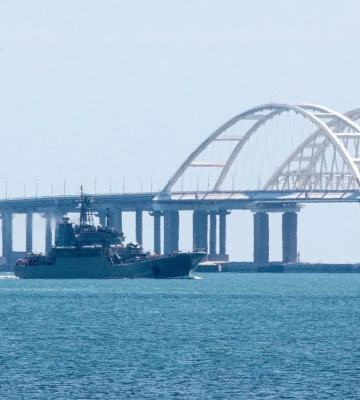 В Крыму приостановили движение на Керченском мосту из-за вероятной ракетной опасности – соцсети
