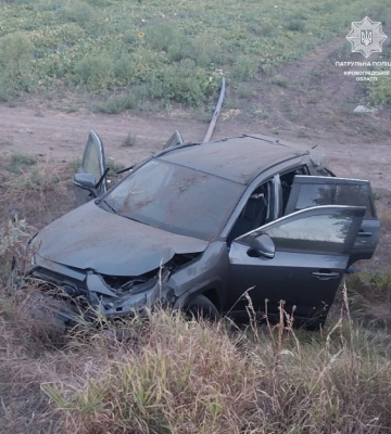 Біля Кропивницького Toyota RAV4 пошкодила огородження на трасі і злетіла в кювет (ФОТОФАКТ)