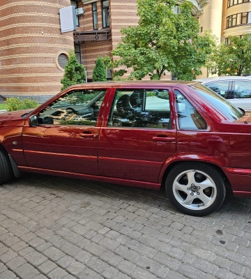 Капсула времени из 90-х: в Киеве нашли 27-летний спортивный Volvo в новом состоянии 