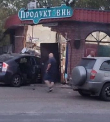 У Дніпрі автомобіль служби таксі влетів у продуктовий магазин: є постраждалий