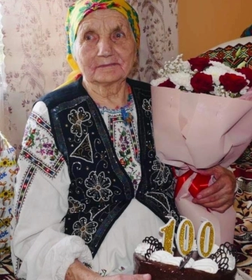 100 літній ювілей відзначила прикарпатка Марія Родзінська у вишиваному вбранні, в якому виходила заміж