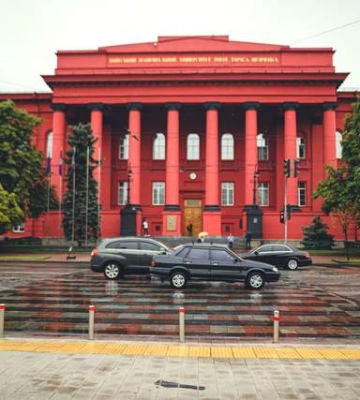 Студентка обвинила преподавателя КНУ в домогательствах: девушка рассказала детали инцидента