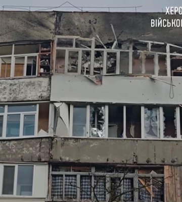 У Херсоні показали багатоповерхівку, куди влучив російський снаряд