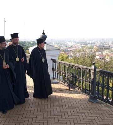 Делегація Вселенського Патріархату прибула до Києва: запланували зустрічі для пошуку шляхів порозуміння у церковному питанні