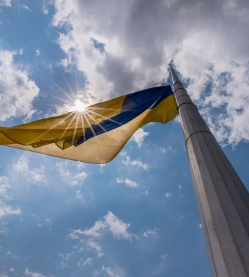 В Киеве приспустили главный флаг Украины: названа причина