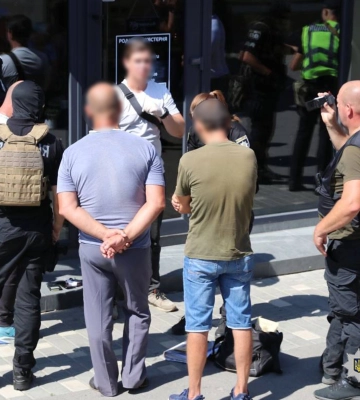 Звенигородчанин вимагав 1000 євро у чоловіка за “мовчання”