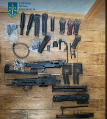 У Києві судитимуть чоловіка, який продавав автомати за 50 тисяч гривень та надсилав їх поштою