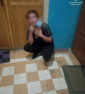 Одеські патрульні затримали неадекватну жінку, яка проникла до чужої квартири
