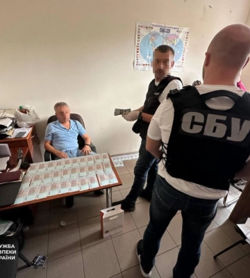 На Кіровоградщині на вимаганні &quot;відкату&quot; викрили депутата райради та голову громади