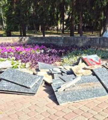 Полтавці демонтували постамент з-під Пушкіна