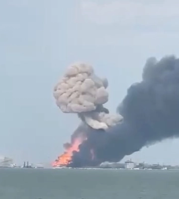 ЗСУ вдарили по порому з паливом у російському порту «Кавказ». Він затонув після масштабної пожежі