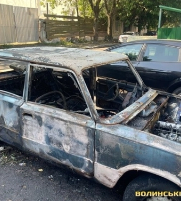 У Луцьку посеред вулиці горіло покинуте авто